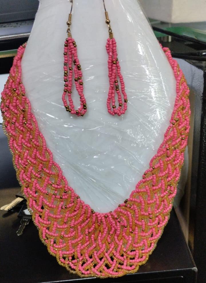 JUEGO DE COLLAR ROSADO ARTESANALES